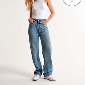 Abercrombie and Fitch The loose High Rise in light/ medium wash